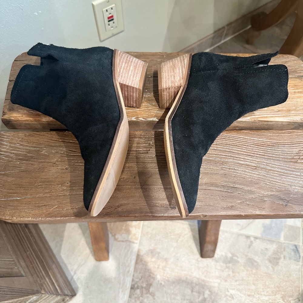 Lisa Vicky EUC Noblex Black Suede Bootie - Size 7-1/2 - Picture 4 of 6